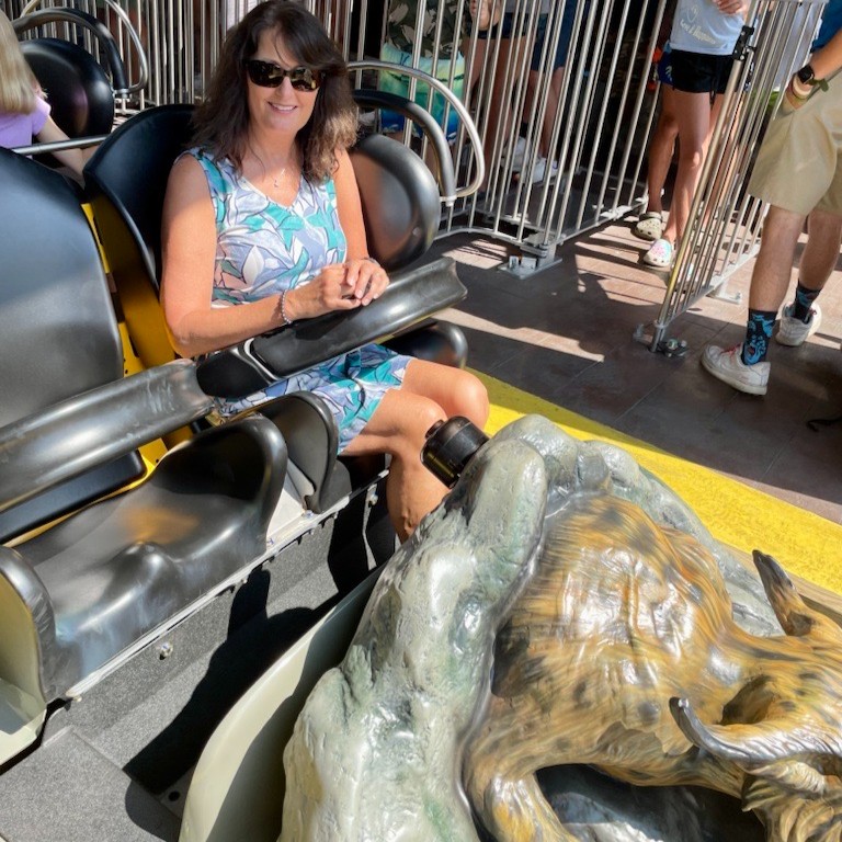 SF_GreatEscape's tweet photo. Yvonne flew from Dallas, TX, just to ride The Bobcat, making it her 1,430th coaster across 47 countries! ๐๐ข With this ride, sheโs now conquered every wooden coaster in North America. ๐ What an epic journey! #RollerCoasterLife #CoasterEnthusiast #SixFlagsGreatEscape https://t.co/CxVU7TVCqQ