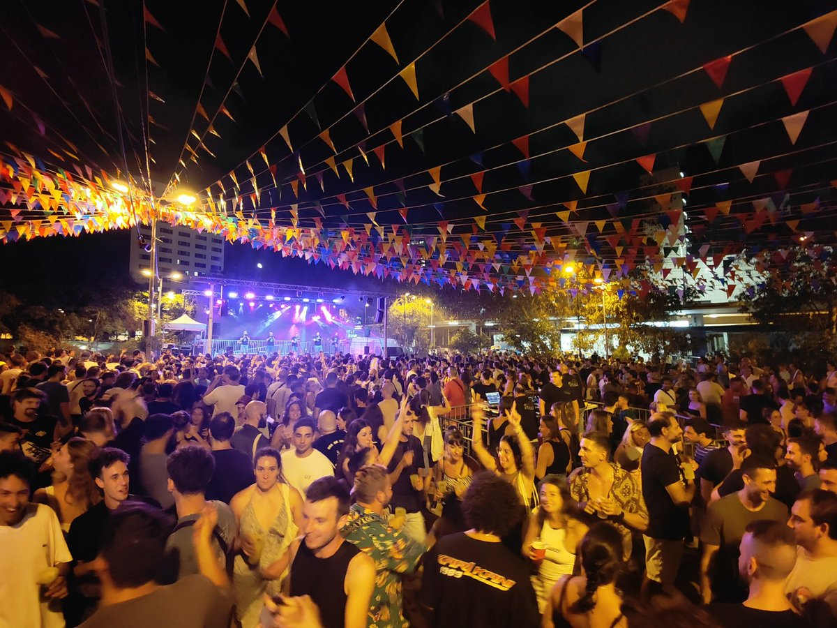 Arrenquen els concerts a Can Climent amb una plaça plena gaudint d'<a href="/elsQuatrevents/">Grallers Els Quatrevents</a>.