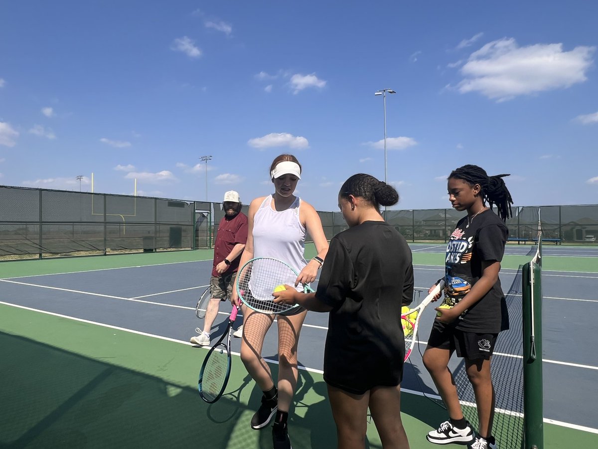MrsNeryBond's tweet photo. When the friends make plans to get out in this heat to learn some basics!
Thankful @roysecityisd has open courts at @BobbySummersMS !! 🙌🏼
#elleelyse recruiting for @RoyseCityHS 🎾 tennis!
@CowboyMafiaFF
#learnbyteaching #rchstennis #summersstrong #onerc https://t.co/yC7LlkVvgW