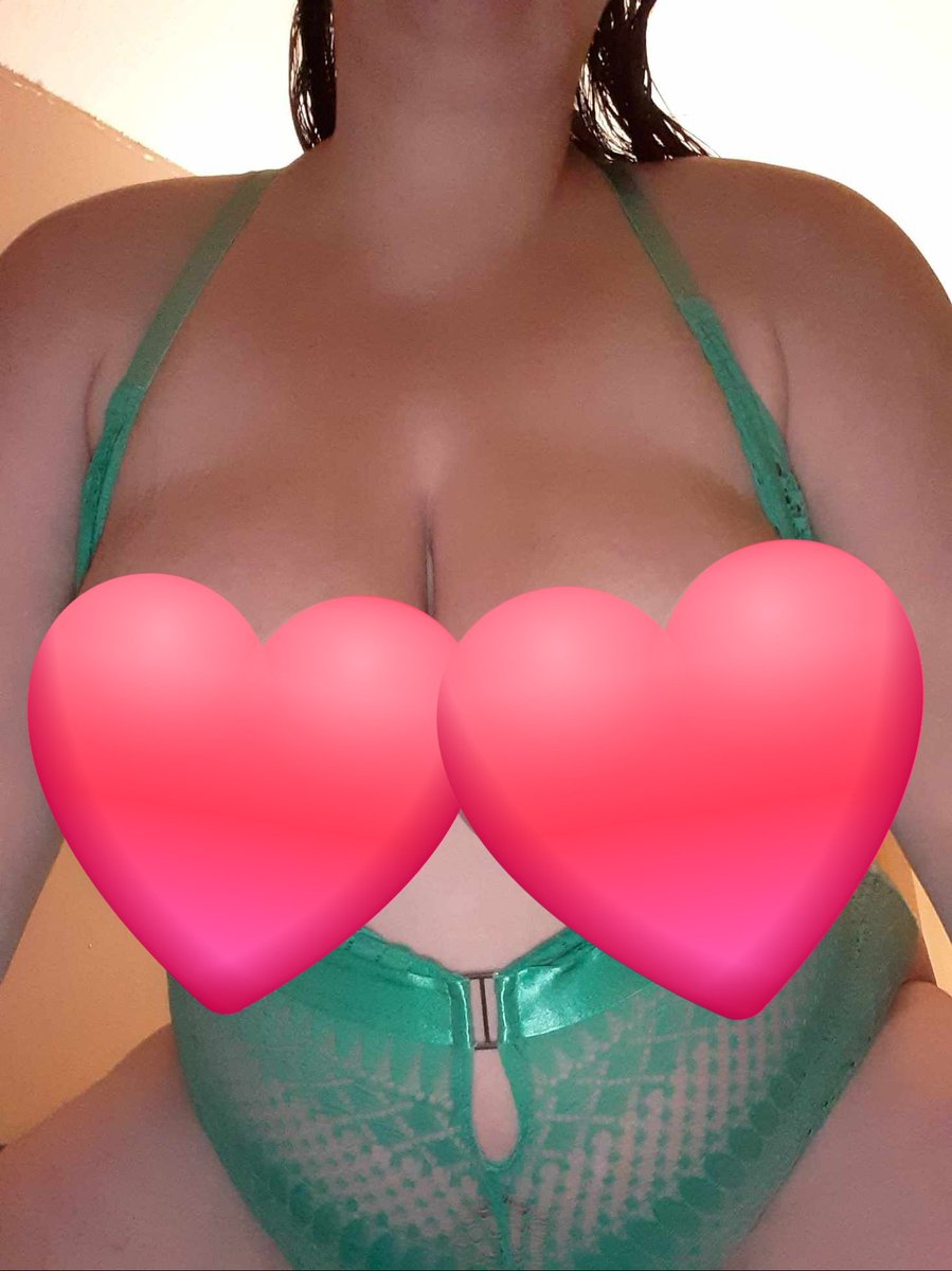 Midnightdream88's tweet photo. WHO WANTS TO SEE MY HUGE TITS? https://t.co/S6aLvbmea2