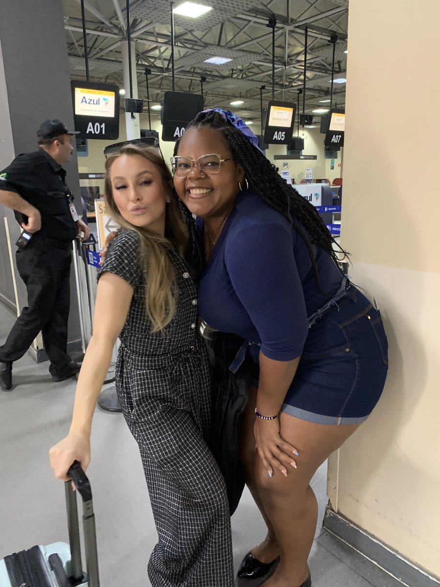 _raay_soares's tweet photo. Há exatamente 1 ano realizei um dos maiores sonhos da minha vida e guardo cada segundo desse encontro com muito carinho e amor no meu coração. Te amooo para sempre, @Carladiaz 🥹❤️🦋 https://t.co/TSEJMMabkj