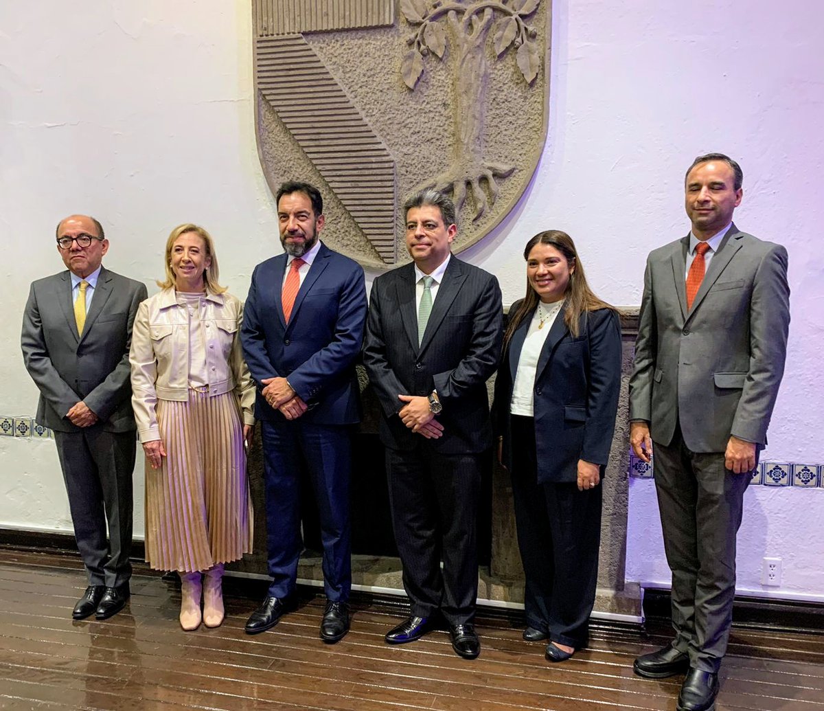 esosacuevas's tweet photo. Agradecido con autoridades de @UPMexico y @EmpresarialesUP por su cálida bienvenida. Reconozco la entusiasta asistencia de alumnos de #PolExt🇲🇽 e invitados. Motiva compartir experiencias con estudiantes y nuevas generaciones @vladimirvzhdz @CeciCanal1 #DrMorenoEspinosa https://t.co/75hMaw27MW