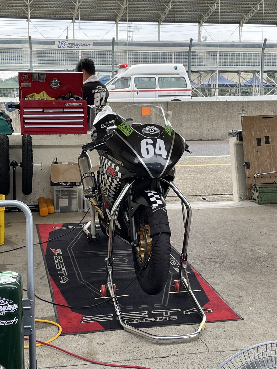 k_mata97's tweet photo. どんより曇り空。
どんなレースになりますかね🏍️
#筑波サーキット
#ミニロク https://t.co/zz2bgcNu4k