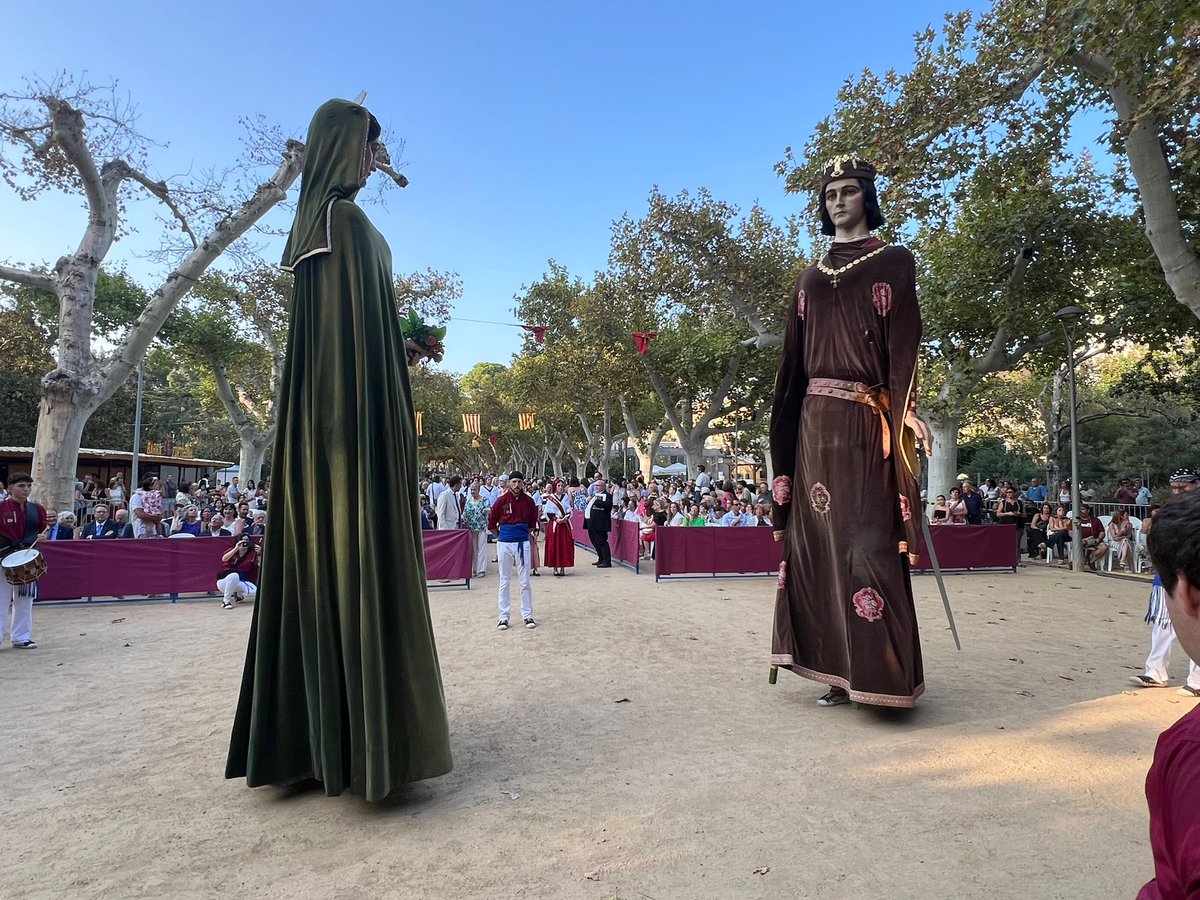 Tortosa's tweet photo. #CINTA24 | 🎉 Acte d'imposició de bandes, insígnies de l'Ordre de l'Atxa i fermall de la torre de l'escut de Tortosa a les pubilles i hereus i pregó de les festes majors. https://t.co/EjnPvEz5kQ