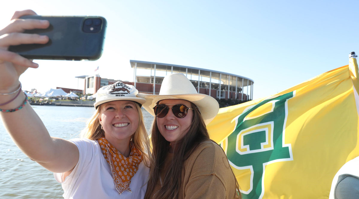 Baylor's tweet image. Retweet if these are your Saturday plans this fall.

#SicEm 🐻 || @BUFootball 🏈