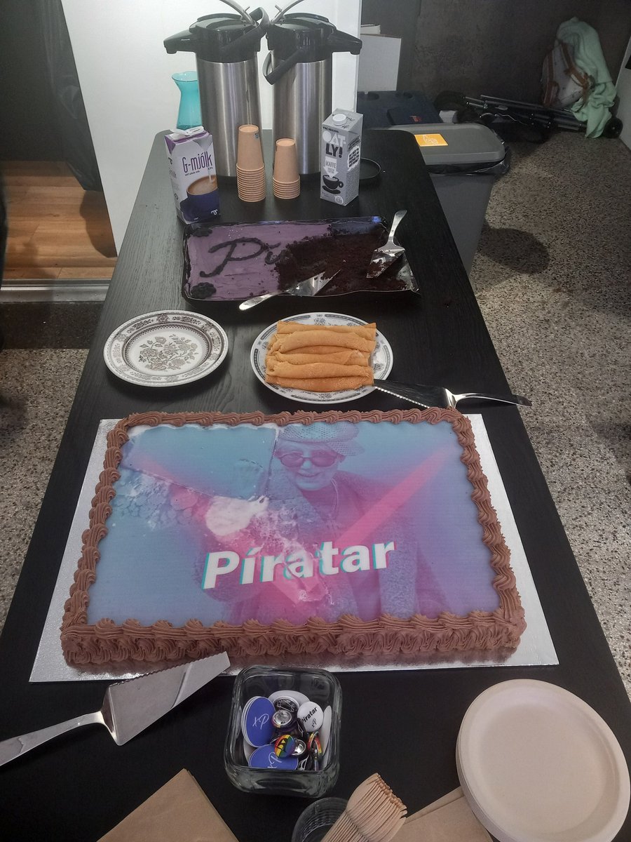 Pönnukökur, kökur, kaffi og good vibes <a href="/PiratarXP/">Píratar</a> skrifstofa fyrir #menningarnott