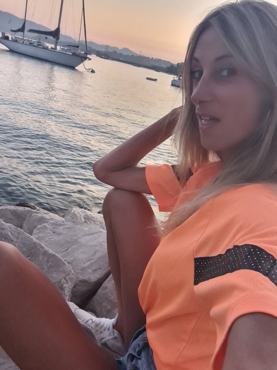 Qui a quelle heure au stade demain ? Sinon, ben comme d'hab je rejoindrai mes copains d'apéro d'avant match 😘 #OMSDR