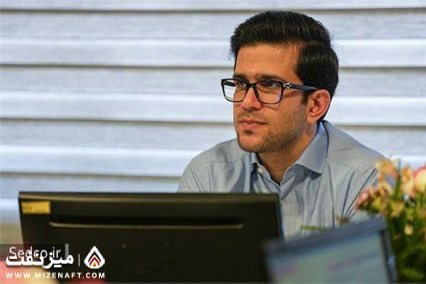 برایش پرونده ساختنن؛استعفا داد و از نفت  رفت.شد مدیرعامل هلدینگ انرژی سینا.
امروز به نفت برگشت با سمت مدیرعاملی پالایش و پخش 
فشاری شدن مالک شریعتی رو درک می‌کنم؛ این جماعت، بی‌سوادهایی رو میخان که بوی جوراب بدن و تیروز؛ متطاهر باشن و دزد.
برای اینها ساداتی نژاد خوبه :)
#عطیمی_فر