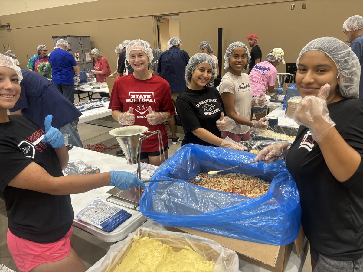 LanghamSALT's tweet image. SALT @langhamcreekhs kicked off the new school year packing food items for @fmsc_org. We helped put together over 31,000 meals all just one mile away from our campus. 

@CFISDAthletics @CyFairISD 

#fmsc #LobosSALT