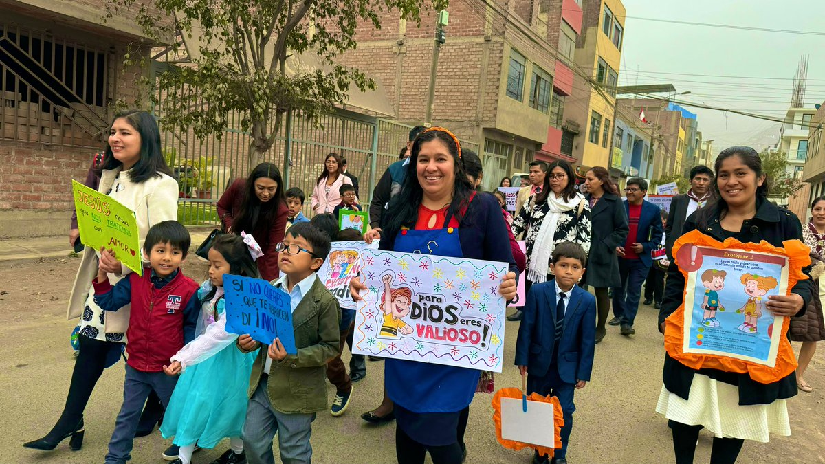 🚨En el marco de #BastaDeSilencio ❌ aventureros y conquistadores junto a sus padres  de la IASD el Inti #APCE 💛💜 toman las calles para decir NO al #AbusoInfantil ✋🏼
#InfanciaAmenzada #NuevasGeneraciones
