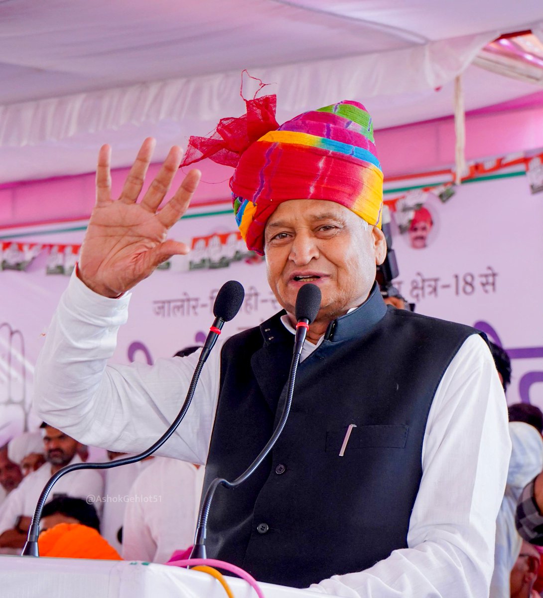 SUMITOJHA153027's tweet photo. देश में सबसे पहले OPS लागू करने वाला प्रदेश था राजस्थान !

लाखों सरकारी कर्मचारी के हितों में OPS को लागू करने वाले मुख्यमंत्री का नाम था 'जननायक श्री अशोक गहलोत'

एक सैल्यूट तो @ashokgehlot51 जी के लिए बनता हैं। 🙏❣️

#OPS_लागू_करो #BreakingNews
#JawabDo #RajasthaNews 
#OPS_ https://t.co/xYQEXmaQmK