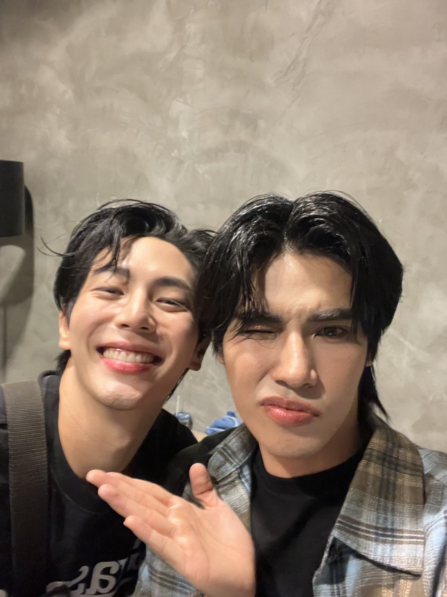 poompps1's tweet photo. แปะะ ดะมาว่ากันนะครับบบ 
วันนี้ทุกๆคนคงเหนื่อยกันมากๆ รีบพักผ่อนนะครับบ เห็นห���ายคนบอกหิวว งั้นดะกินมื้อดึกเป็นเพื่อนกันนะครับ😂 กลับบ้านพักผ่อนเยอะๆนะครับ ขอบคุณทุกๆคนมากเลยค้าบบวันนี้

#MYSTANDIN1STFANMEETING https://t.co/PkpGPWoVrr
