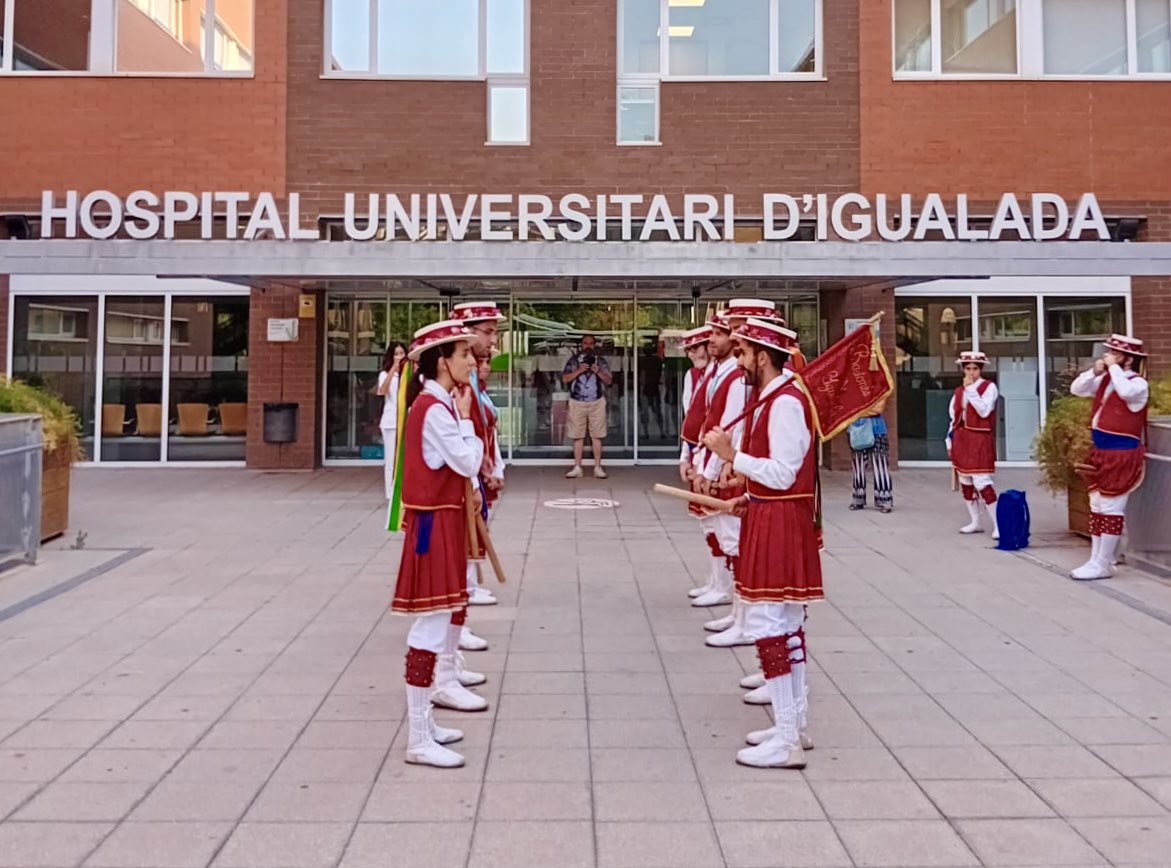 Hospitaligd's tweet photo. 🥁 Aquest matí el vestíbul de l'Hospital Universitari d'Igualada ha acollit una actuació a càrrec de @bastonsigualada en el marc dels actes de la Festa Major que organitza @FESTHIgualada. 

 #festamajorigualada #bastons #tradició #hospitaligualada https://t.co/fsyOBAPT3Y