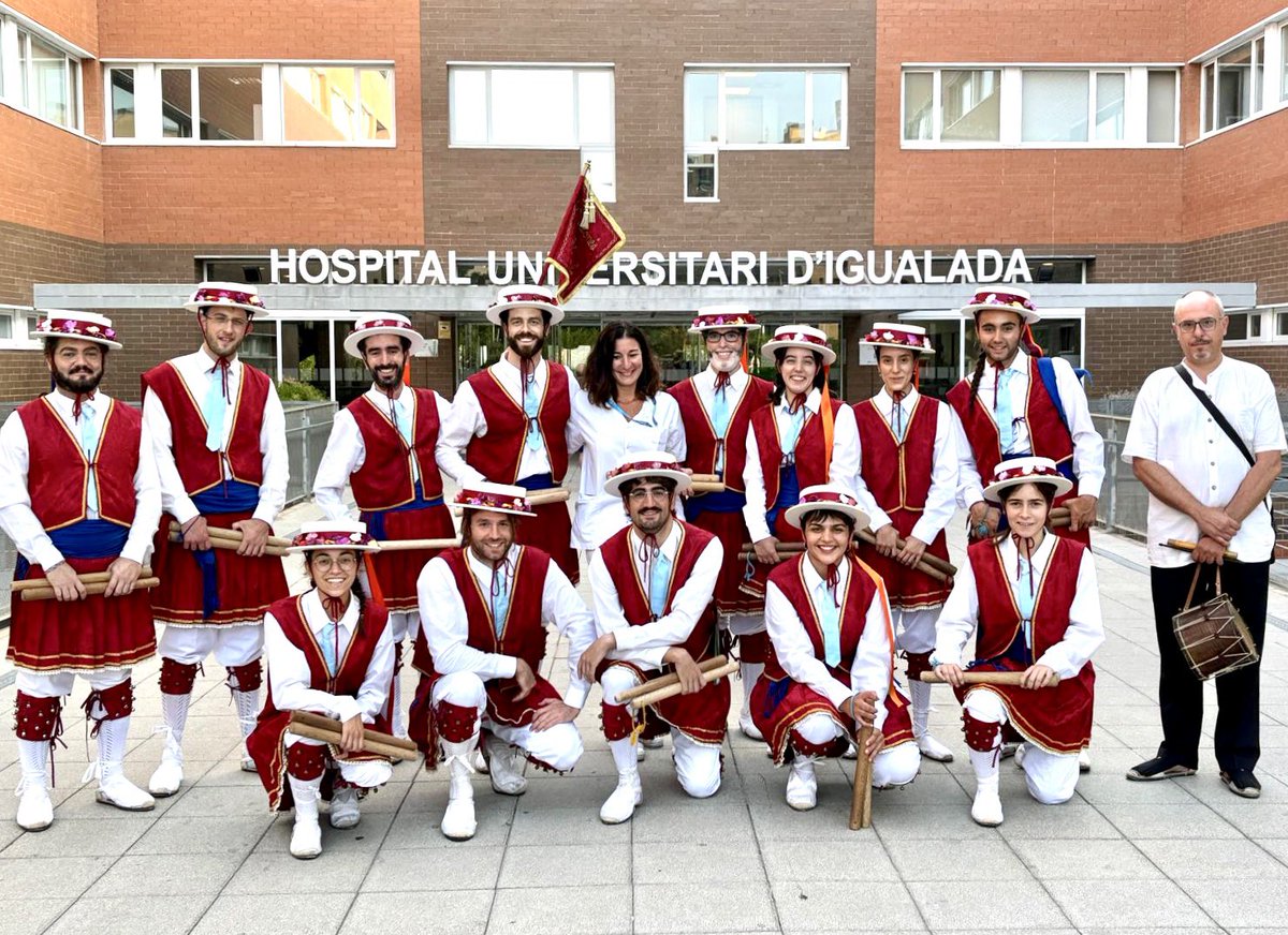 Hospitaligd's tweet photo. 🥁 Aquest matí el vestíbul de l'Hospital Universitari d'Igualada ha acollit una actuació a càrrec de @bastonsigualada en el marc dels actes de la Festa Major que organitza @FESTHIgualada. 

 #festamajorigualada #bastons #tradició #hospitaligualada https://t.co/fsyOBAPT3Y