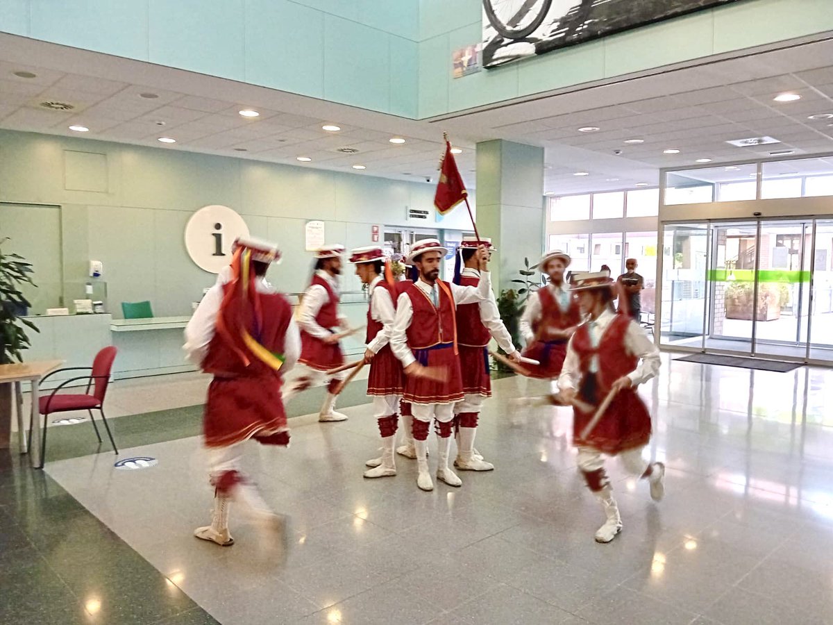 Hospitaligd's tweet photo. 🥁 Aquest matí el vestíbul de l'Hospital Universitari d'Igualada ha acollit una actuació a càrrec de @bastonsigualada en el marc dels actes de la Festa Major que organitza @FESTHIgualada. 

 #festamajorigualada #bastons #tradició #hospitaligualada https://t.co/fsyOBAPT3Y