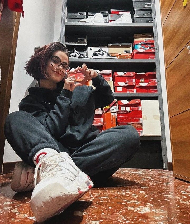 GirlsInAir's tweet photo. #girlsinair One of them. #airmax #jordans #sneakergirls https://t.co/btXaJyIfQo
