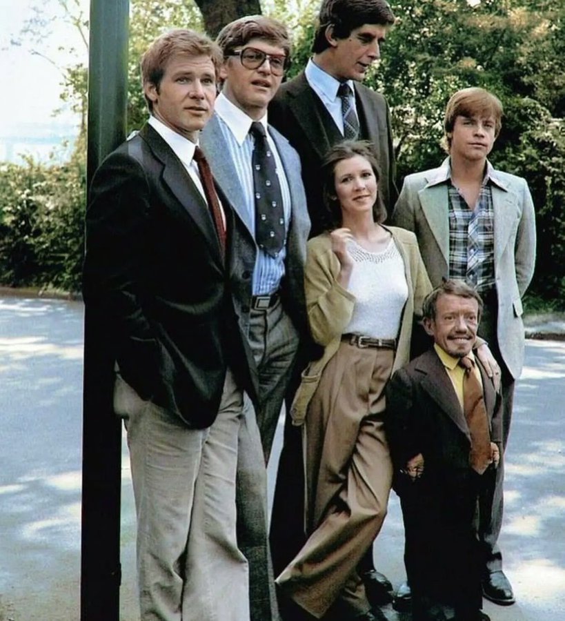 Legalnun's tweet image. Star Wars cast out of costumes: Harrison Ford (Hans Solo), David Prowse (Darth Vader), Peter Mayhew (Chewbacca), Carrie Fisher (Princess Leia), Kenny Baker (R2-D2) and Mark Hamill (Luke Skywalker). 1977