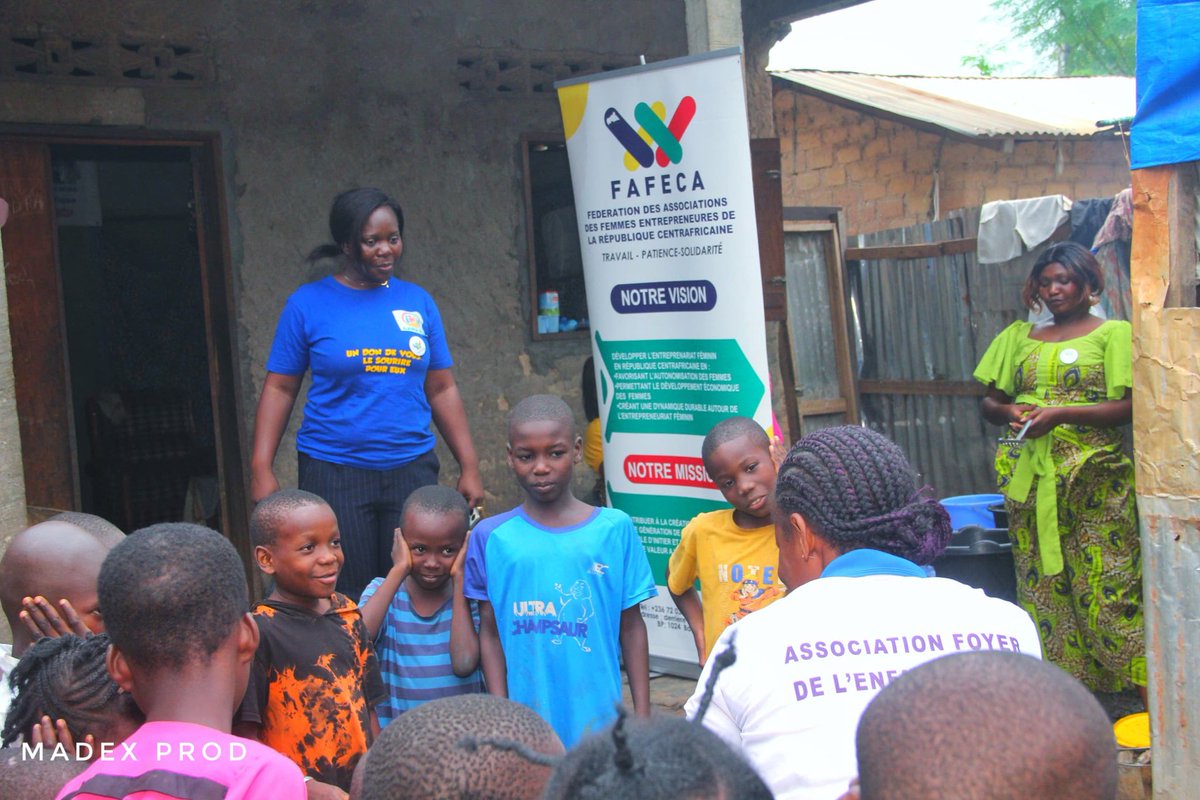 MediasOubangui's tweet photo. Journée Mondiale de l'Aide Humanitaire au tour du thème: "Honorons nos engagements envers la communauté".
La #FAFECA en partenariat avec le Consortium #BEOKO étaient ce samedi au chevet des enfants vulnérables et orphelins qui sont pris en charge par l'ONG #FERCA.
#Centrafrique https://t.co/M2izbeUIZF