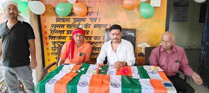 surendrackt's tweet photo. #चित्रकूट में स्वतंत्रता दिवस पर तिरंगे का अपमान, प्रशासन की लापरवाही पर उठे सवाल
उत्तर प्रदेश के चित्रकूट जिले के अरछा बरेठी गांव में स्वतंत्रता दिवस के मौके पर तिरंगे का अपमान किए जाने का मामला सामने आया है। @myogiadityanath
@CMOfficeUP @UPGovt @yadavakhilesh @Uppolice https://t.co/zxRM68yc14