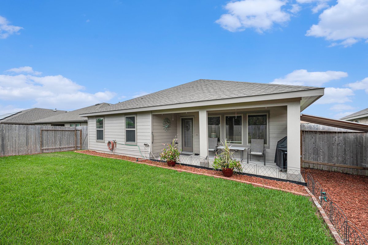 RoseRealtor409's tweet photo. 🏡 𝗝𝘂𝘀𝘁 𝗟𝗶𝘀𝘁𝗲𝗱: 𝗜𝗺𝗺𝗮𝗰𝘂𝗹𝗮𝘁𝗲 𝗛𝗼𝗺𝗲 𝗶𝗻 𝗣𝗮𝗿𝗸 𝗣𝗹𝗮𝗰𝗲 𝗥𝗲𝘀𝗲𝗿𝘃𝗲, 𝗧𝗲𝘅𝗮𝘀 𝗖𝗶𝘁𝘆!

✨ 𝗜𝗺𝗺𝗮𝗰𝘂𝗹𝗮𝘁𝗲 𝗖𝗼𝗻𝗱𝗶𝘁𝗶𝗼𝗻: 𝗧𝗵𝗶𝘀 𝟰-𝗯𝗲𝗱𝗿𝗼𝗼𝗺 𝗵𝗼𝗺𝗲 𝗵𝗮𝘀 𝗯𝗲𝗲𝗻 𝗺𝗲𝘁𝗶𝗰𝘂𝗹𝗼𝘂𝘀𝗹𝘆 𝗰𝗮𝗿𝗲𝗱 𝗳𝗼𝗿, 𝗼𝗳𝗳𝗲𝗿𝗶𝗻𝗴 𝗺𝗼𝗱𝗲𝗿𝗻 𝗮𝗺𝗲𝗻𝗶𝘁𝗶𝗲𝘀 𝗮𝗻𝗱 𝘁𝗶𝗺𝗲𝗹𝗲𝘀𝘀 𝗰𝗵𝗮𝗿𝗺.

🍽️ 𝗢𝗽𝗲𝗻 𝗟𝗮𝘆𝗼𝘂𝘁: 𝗘𝗻𝗷𝗼���� 𝗮 𝗯𝗿𝗶𝗴𝗵𝘁 𝗮𝗻𝗱 𝘀𝗽𝗮𝗰𝗶𝗼𝘂𝘀 𝗱𝗶𝗻𝗶𝗻𝗴, 𝗸𝗶𝘁��𝗵𝗲𝗻, 𝗮𝗻𝗱 𝗹𝗶𝘃𝗶𝗻𝗴 𝗮𝗿𝗲𝗮—𝗽𝗲𝗿𝗳𝗲𝗰𝘁 𝗳𝗼𝗿 𝗲𝘃𝗲𝗿𝘆𝗱𝗮𝘆 𝗹𝗶𝘃𝗶𝗻𝗴 𝗮𝗻𝗱 𝗲𝗻𝘁𝗲𝗿𝘁𝗮𝗶𝗻𝗶𝗻𝗴.

🍳 𝗨𝗽𝗴𝗿𝗮𝗱𝗲𝗱 𝗞𝗶𝘁𝗰𝗵𝗲𝗻: 𝗚𝗿𝗮𝗻𝗶𝘁𝗲 𝗰𝗼𝘂𝗻𝘁𝗲𝗿𝘁𝗼𝗽𝘀, 𝘀𝘁𝘆𝗹𝗶𝘀𝗵 𝘀𝘂𝗯𝘄𝗮𝘆 𝘁𝗶𝗹𝗲 𝗯𝗮𝗰𝗸𝘀𝗽𝗹𝗮𝘀𝗵, 𝗹𝗮𝗿𝗴𝗲 𝗶𝘀𝗹𝗮𝗻𝗱, 𝗮𝗻𝗱 𝘀𝘁𝗮𝗶𝗻𝗹𝗲𝘀𝘀 𝘀𝘁𝗲𝗲𝗹 𝗮𝗽𝗽𝗹𝗶𝗮𝗻𝗰𝗲𝘀, 𝗶𝗻𝗰𝗹𝘂𝗱𝗶𝗻𝗴 𝗮 𝗴𝗮𝘀 𝗿𝗮𝗻𝗴𝗲 𝘄𝗶𝘁𝗵 𝗮 𝗯𝘂𝗶𝗹𝘁-𝗶𝗻 𝗮𝗶𝗿 𝗳𝗿𝘆𝗲𝗿.

🛏️ 𝗣𝗿𝗶𝘃𝗮𝘁𝗲 𝗣𝗿𝗶𝗺𝗮𝗿𝘆 𝗦𝘂𝗶𝘁𝗲: 𝗥𝗲𝘁𝗿𝗲𝗮𝘁 𝘁𝗼 𝘆𝗼𝘂𝗿 𝗼𝘄𝗻 𝘀𝗽𝗮𝗰𝗲 𝘄𝗶𝘁𝗵 𝗮 𝗰����𝗶𝗰 𝗯𝗮𝘁𝗵, 𝗱𝗼𝘂𝗯𝗹𝗲 𝘀𝗶𝗻𝗸𝘀, 𝗮𝗻𝗱 𝗮 𝗹𝗮𝗿𝗴𝗲 𝘄𝗮𝗹𝗸-𝗶𝗻 𝗰𝗹𝗼𝘀𝗲𝘁.

🌳 𝗕𝗲𝗮𝘂𝘁𝗶𝗳𝘂𝗹𝗹𝘆 𝗟𝗮𝗻𝗱𝘀𝗰𝗮𝗽𝗲𝗱 𝗕𝗮𝗰𝗸𝘆𝗮𝗿𝗱: 𝗥𝗲𝗹𝗮𝘅 𝗮𝗻𝗱 𝗲𝗻𝘁𝗲𝗿𝘁𝗮𝗶𝗻 𝗼𝘂𝘁𝗱𝗼𝗼𝗿𝘀 𝗶𝗻 𝗮 𝗺𝗲𝘁𝗶𝗰𝘂𝗹𝗼𝘂𝘀𝗹𝘆 𝗺𝗮𝗶𝗻𝘁𝗮𝗶𝗻𝗲𝗱 𝗯𝗮𝗰𝗸𝘆𝗮𝗿𝗱.

🔌 𝗕𝗲 𝗣𝗿𝗲𝗽𝗮𝗿𝗲𝗱: 𝗣𝗼𝘄𝗲𝗿 𝗯𝗼𝘅 𝗶𝗻𝗹𝗲𝘁 𝗳𝗼𝗿 𝗲𝗮𝘀𝘆 𝗴𝗲𝗻𝗲𝗿𝗮𝘁𝗼𝗿 𝗵𝗼𝗼𝗸𝘂𝗽—𝗷𝘂𝘀𝘁 𝗽𝗹𝘂𝗴 𝗶𝗻 𝗶𝗳 𝘁𝗵𝗲 𝗽𝗼𝘄𝗲𝗿 𝗴𝗼𝗲𝘀 𝗼𝘂𝘁!

🚫 𝗡𝗼 𝗠𝗨𝗗, 𝗟𝗼𝘄 𝗧𝗮𝘅 𝗥𝗮𝘁𝗲, 𝗟𝗼𝘄 𝗛𝗢𝗔, 𝗮𝗻𝗱 𝗡𝗼 𝗙𝗹𝗼𝗼𝗱 𝗭𝗼𝗻𝗲: 𝗣𝗲𝗮𝗰𝗲 𝗼𝗳 𝗺𝗶𝗻𝗱 𝗶𝗻 𝗮 𝗽𝗿𝗶𝗺𝗲 𝗹𝗼𝗰𝗮𝘁𝗶𝗼𝗻.

🔑 𝗥𝗲𝗮𝗱𝘆 𝘁𝗼 𝗺𝗮𝗸𝗲 𝘁𝗵𝗶𝘀 𝗵𝗼𝗺𝗲 𝘆𝗼𝘂𝗿𝘀? 𝗖𝗼𝗻𝘁𝗮𝗰𝘁 𝘂𝘀 𝘁𝗼𝗱𝗮𝘆 𝘁𝗼 𝘀𝗰𝗵𝗲𝗱𝘂𝗹𝗲 𝘆𝗼𝘂𝗿 𝗽𝗿𝗶𝘃𝗮𝘁𝗲 𝘁𝗼𝘂𝗿!

#𝗜𝗺𝗺𝗮𝗰𝘂𝗹𝗮𝘁𝗲𝗛𝗼𝗺𝗲 #𝗝𝘂𝘀𝘁𝗟𝗶𝘀𝘁𝗲𝗱 #𝗣𝗮𝗿𝗸𝗣𝗹𝗮𝗰𝗲𝗥𝗲𝘀𝗲𝗿𝘃𝗲 #𝗟𝗼𝘄𝗧𝗮𝘅𝗥𝗮𝘁𝗲 #𝗡𝗼𝗠𝗨𝗗 #𝗗𝗿𝗲𝗮𝗺𝗛𝗼𝗺𝗲 #𝗿𝗼𝘀𝗲𝗮𝗯𝗼𝘃𝗲𝗿𝗲𝗮𝗹𝘁𝘆 link in the comments ⬇️