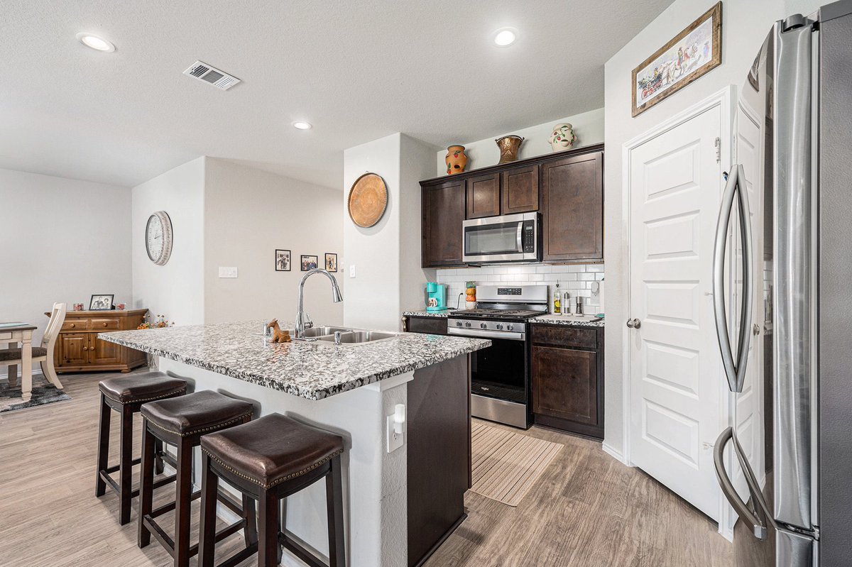 RoseRealtor409's tweet photo. 🏡 𝗝𝘂𝘀𝘁 𝗟𝗶𝘀𝘁𝗲𝗱: 𝗜𝗺𝗺𝗮𝗰𝘂𝗹𝗮𝘁𝗲 𝗛𝗼𝗺𝗲 𝗶𝗻 𝗣𝗮𝗿𝗸 𝗣𝗹𝗮𝗰𝗲 𝗥𝗲𝘀𝗲𝗿𝘃𝗲, 𝗧𝗲𝘅𝗮𝘀 𝗖𝗶𝘁𝘆!

✨ 𝗜𝗺𝗺𝗮𝗰𝘂𝗹𝗮𝘁𝗲 𝗖𝗼𝗻𝗱𝗶𝘁𝗶𝗼𝗻: 𝗧𝗵𝗶𝘀 𝟰-𝗯𝗲𝗱𝗿𝗼𝗼𝗺 𝗵𝗼𝗺𝗲 𝗵𝗮𝘀 𝗯𝗲𝗲𝗻 𝗺𝗲𝘁𝗶𝗰𝘂𝗹𝗼𝘂𝘀𝗹𝘆 𝗰𝗮𝗿𝗲𝗱 𝗳𝗼𝗿, 𝗼𝗳𝗳𝗲𝗿𝗶𝗻𝗴 𝗺𝗼𝗱𝗲𝗿𝗻 𝗮𝗺𝗲𝗻𝗶𝘁𝗶𝗲𝘀 𝗮𝗻𝗱 𝘁𝗶𝗺𝗲𝗹𝗲𝘀𝘀 𝗰𝗵𝗮𝗿𝗺.

🍽️ 𝗢𝗽𝗲𝗻 𝗟𝗮𝘆𝗼𝘂𝘁: 𝗘𝗻𝗷𝗼���� 𝗮 𝗯𝗿𝗶𝗴𝗵𝘁 𝗮𝗻𝗱 𝘀𝗽𝗮𝗰𝗶𝗼𝘂𝘀 𝗱𝗶𝗻𝗶𝗻𝗴, 𝗸𝗶𝘁��𝗵𝗲𝗻, 𝗮𝗻𝗱 𝗹𝗶𝘃𝗶𝗻𝗴 𝗮𝗿𝗲𝗮—𝗽𝗲𝗿𝗳𝗲𝗰𝘁 𝗳𝗼𝗿 𝗲𝘃𝗲𝗿𝘆𝗱𝗮𝘆 𝗹𝗶𝘃𝗶𝗻𝗴 𝗮𝗻𝗱 𝗲𝗻𝘁𝗲𝗿𝘁𝗮𝗶𝗻𝗶𝗻𝗴.

🍳 𝗨𝗽𝗴𝗿𝗮𝗱𝗲𝗱 𝗞𝗶𝘁𝗰𝗵𝗲𝗻: 𝗚𝗿𝗮𝗻𝗶𝘁𝗲 𝗰𝗼𝘂𝗻𝘁𝗲𝗿𝘁𝗼𝗽𝘀, 𝘀𝘁𝘆𝗹𝗶𝘀𝗵 𝘀𝘂𝗯𝘄𝗮𝘆 𝘁𝗶𝗹𝗲 𝗯𝗮𝗰𝗸𝘀𝗽𝗹𝗮𝘀𝗵, 𝗹𝗮𝗿𝗴𝗲 𝗶𝘀𝗹𝗮𝗻𝗱, 𝗮𝗻𝗱 𝘀𝘁𝗮𝗶𝗻𝗹𝗲𝘀𝘀 𝘀𝘁𝗲𝗲𝗹 𝗮𝗽𝗽𝗹𝗶𝗮𝗻𝗰𝗲𝘀, 𝗶𝗻𝗰𝗹𝘂𝗱𝗶𝗻𝗴 𝗮 𝗴𝗮𝘀 𝗿𝗮𝗻𝗴𝗲 𝘄𝗶𝘁𝗵 𝗮 𝗯𝘂𝗶𝗹𝘁-𝗶𝗻 𝗮𝗶𝗿 𝗳𝗿𝘆𝗲𝗿.

🛏️ 𝗣𝗿𝗶𝘃𝗮𝘁𝗲 𝗣𝗿𝗶𝗺𝗮𝗿𝘆 𝗦𝘂𝗶𝘁𝗲: 𝗥𝗲𝘁𝗿𝗲𝗮𝘁 𝘁𝗼 𝘆𝗼𝘂𝗿 𝗼𝘄𝗻 𝘀𝗽𝗮𝗰𝗲 𝘄𝗶𝘁𝗵 𝗮 𝗰����𝗶𝗰 𝗯𝗮𝘁𝗵, 𝗱𝗼𝘂𝗯𝗹𝗲 𝘀𝗶𝗻𝗸𝘀, 𝗮𝗻𝗱 𝗮 𝗹𝗮𝗿𝗴𝗲 𝘄𝗮𝗹𝗸-𝗶𝗻 𝗰𝗹𝗼𝘀𝗲𝘁.

🌳 𝗕𝗲𝗮𝘂𝘁𝗶𝗳𝘂𝗹𝗹𝘆 𝗟𝗮𝗻𝗱𝘀𝗰𝗮𝗽𝗲𝗱 𝗕𝗮𝗰𝗸𝘆𝗮𝗿𝗱: 𝗥𝗲𝗹𝗮𝘅 𝗮𝗻𝗱 𝗲𝗻𝘁𝗲𝗿𝘁𝗮𝗶𝗻 𝗼𝘂𝘁𝗱𝗼𝗼𝗿𝘀 𝗶𝗻 𝗮 𝗺𝗲𝘁𝗶𝗰𝘂𝗹𝗼𝘂𝘀𝗹𝘆 𝗺𝗮𝗶𝗻𝘁𝗮𝗶𝗻𝗲𝗱 𝗯𝗮𝗰𝗸𝘆𝗮𝗿𝗱.

🔌 𝗕𝗲 𝗣𝗿𝗲𝗽𝗮𝗿𝗲𝗱: 𝗣𝗼𝘄𝗲𝗿 𝗯𝗼𝘅 𝗶𝗻𝗹𝗲𝘁 𝗳𝗼𝗿 𝗲𝗮𝘀𝘆 𝗴𝗲𝗻𝗲𝗿𝗮𝘁𝗼𝗿 𝗵𝗼𝗼𝗸𝘂𝗽—𝗷𝘂𝘀𝘁 𝗽𝗹𝘂𝗴 𝗶𝗻 𝗶𝗳 𝘁𝗵𝗲 𝗽𝗼𝘄𝗲𝗿 𝗴𝗼𝗲𝘀 𝗼𝘂𝘁!

🚫 𝗡𝗼 𝗠𝗨𝗗, 𝗟𝗼𝘄 𝗧𝗮𝘅 𝗥𝗮𝘁𝗲, 𝗟𝗼𝘄 𝗛𝗢𝗔, 𝗮𝗻𝗱 𝗡𝗼 𝗙𝗹𝗼𝗼𝗱 𝗭𝗼𝗻𝗲: 𝗣𝗲𝗮𝗰𝗲 𝗼𝗳 𝗺𝗶𝗻𝗱 𝗶𝗻 𝗮 𝗽𝗿𝗶𝗺𝗲 𝗹𝗼𝗰𝗮𝘁𝗶𝗼𝗻.

🔑 𝗥𝗲𝗮𝗱𝘆 𝘁𝗼 𝗺𝗮𝗸𝗲 𝘁𝗵𝗶𝘀 𝗵𝗼𝗺𝗲 𝘆𝗼𝘂𝗿𝘀? 𝗖𝗼𝗻𝘁𝗮𝗰𝘁 𝘂𝘀 𝘁𝗼𝗱𝗮𝘆 𝘁𝗼 𝘀𝗰𝗵𝗲𝗱𝘂𝗹𝗲 𝘆𝗼𝘂𝗿 𝗽𝗿𝗶𝘃𝗮𝘁𝗲 𝘁𝗼𝘂𝗿!

#𝗜𝗺𝗺𝗮𝗰𝘂𝗹𝗮𝘁𝗲𝗛𝗼𝗺𝗲 #𝗝𝘂𝘀𝘁𝗟𝗶𝘀𝘁𝗲𝗱 #𝗣𝗮𝗿𝗸𝗣𝗹𝗮𝗰𝗲𝗥𝗲𝘀𝗲𝗿𝘃𝗲 #𝗟𝗼𝘄𝗧𝗮𝘅𝗥𝗮𝘁𝗲 #𝗡𝗼𝗠𝗨𝗗 #𝗗𝗿𝗲𝗮𝗺𝗛𝗼𝗺𝗲 #𝗿𝗼𝘀𝗲𝗮𝗯𝗼𝘃𝗲𝗿𝗲𝗮𝗹𝘁𝘆 link in the comments ⬇️