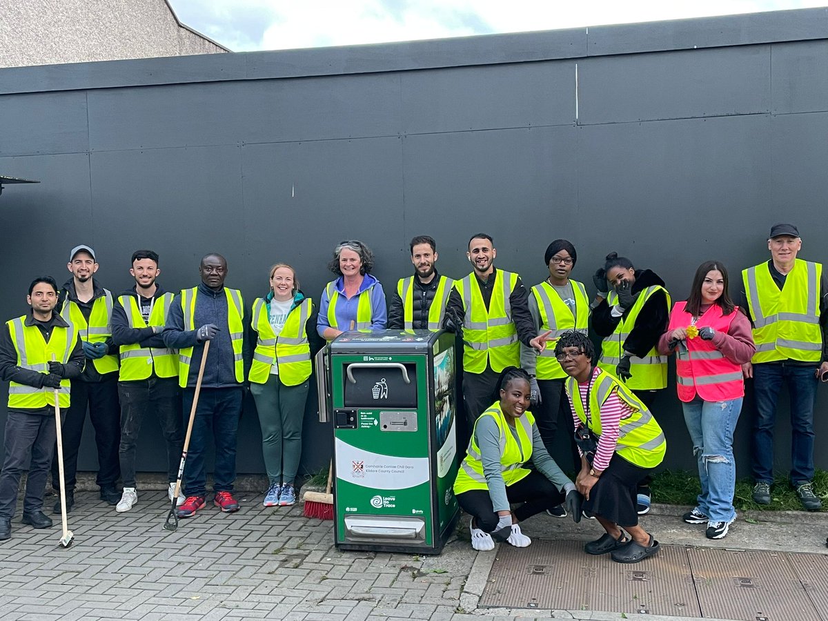 TTNewbridge's tweet photo. Excellent work done last Tuesday deadheading #NewbridgeInBloom planters & weeding from outside Bord na Móna up to Michael Murphy's.
Thanks folks & apologies for not posting on this account last week!
Lots being accomplished by our #Volunteers
#ItsEasyToMakeADifference https://t.co/JB8T1zQPJZ