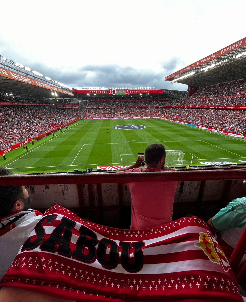 Hoy hemos visto muchas camisetas de <a href="/Coolligan/">Coolligan</a> con el 11 de <a href="/SabouMarcel/">marcel sabou</a> en el partido del <a href="/RealSporting/">Real Sporting</a> 

Además vino <a href="/IvanOtDiaz/">Iván Otero</a> a recoger su bufanda, muchas gracias Iván.
Gracias a todos por vuestro cariño.