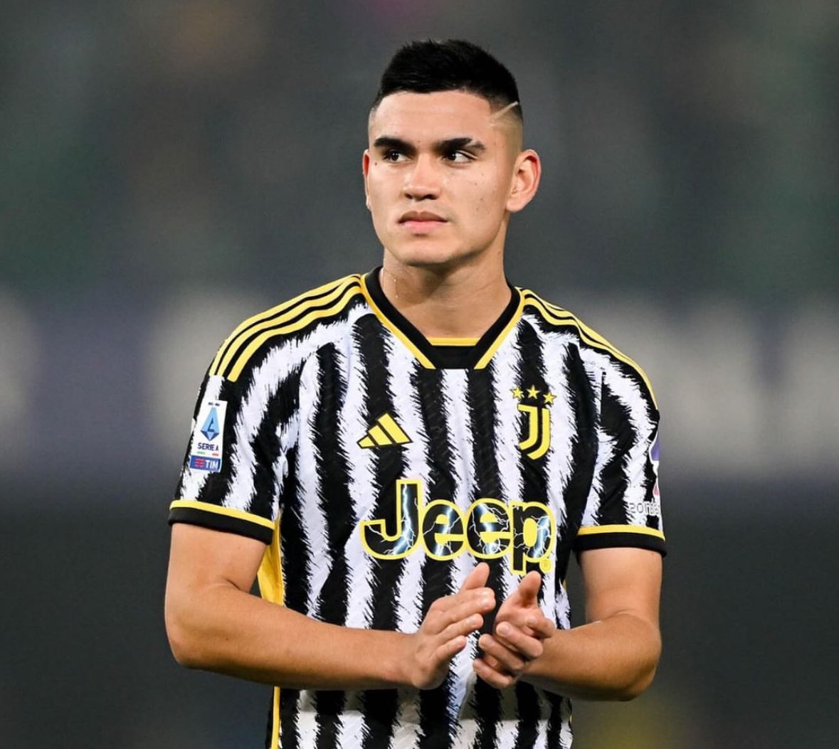 FabrizioRomano's tweet photo. 🚨🔴⚫️ After Alex Sandro, Flamengo are also closing in on deal to sign Charly Alcaraz from Southampton.

Deal almost done on permanent move with five year contract for Charly.

Here we go, soon. https://t.co/ZQULVW1e7W