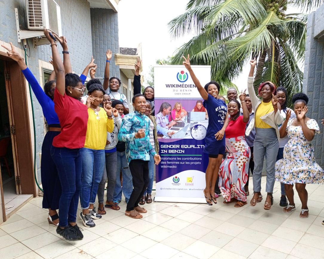 Aimeabibis's tweet image. Aujourd&apos;hui, lors de la dernière séance du challenge #Genderequality in #Bénin, nous avons non seulement échangé des idées inspirantes, mais aussi téléversé des images sur @WikiCommons pour immortaliser nos efforts.
#wikimedia
#waxeo
#GenderGap