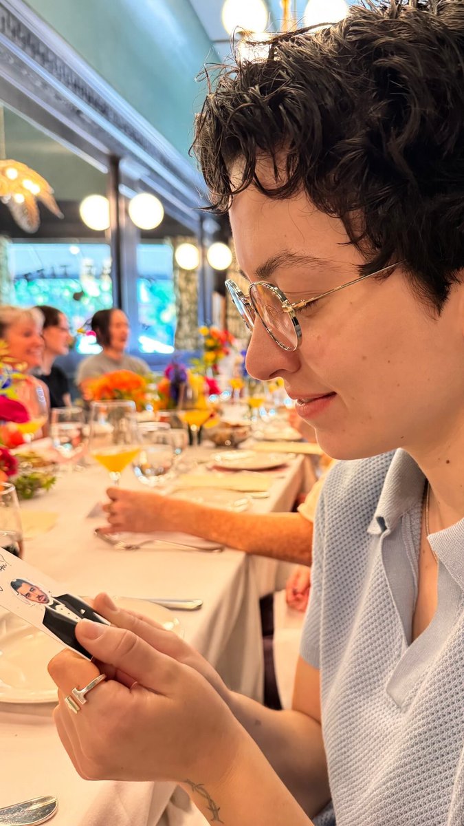 Josette olhando apaixonada para um Joe Jonas de papel rs