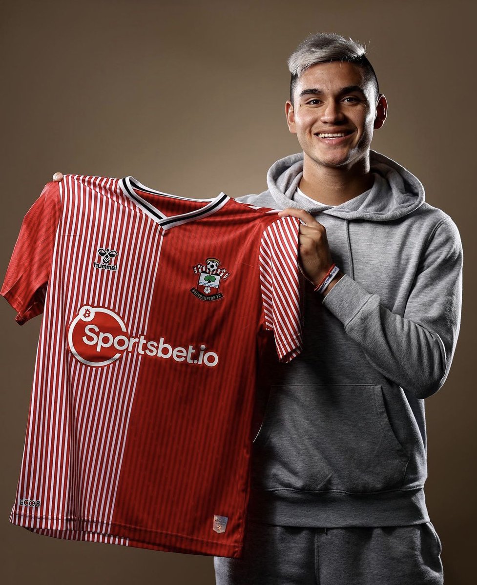 futebol_info's tweet photo. ⚠️ Depois de Alex Sandro, Flamengo também está concluindo a compra do meia Alcaraz, do Southampton.

Negócio praticamente fechado para o jogador argentino assinar contrato de 5 anos com o Rubro-Negro.

🗞 @FabrizioRomano
📸 Divulgação/Juventus | Divulgação/Southampton https://t.co/ENsFJkrCTN