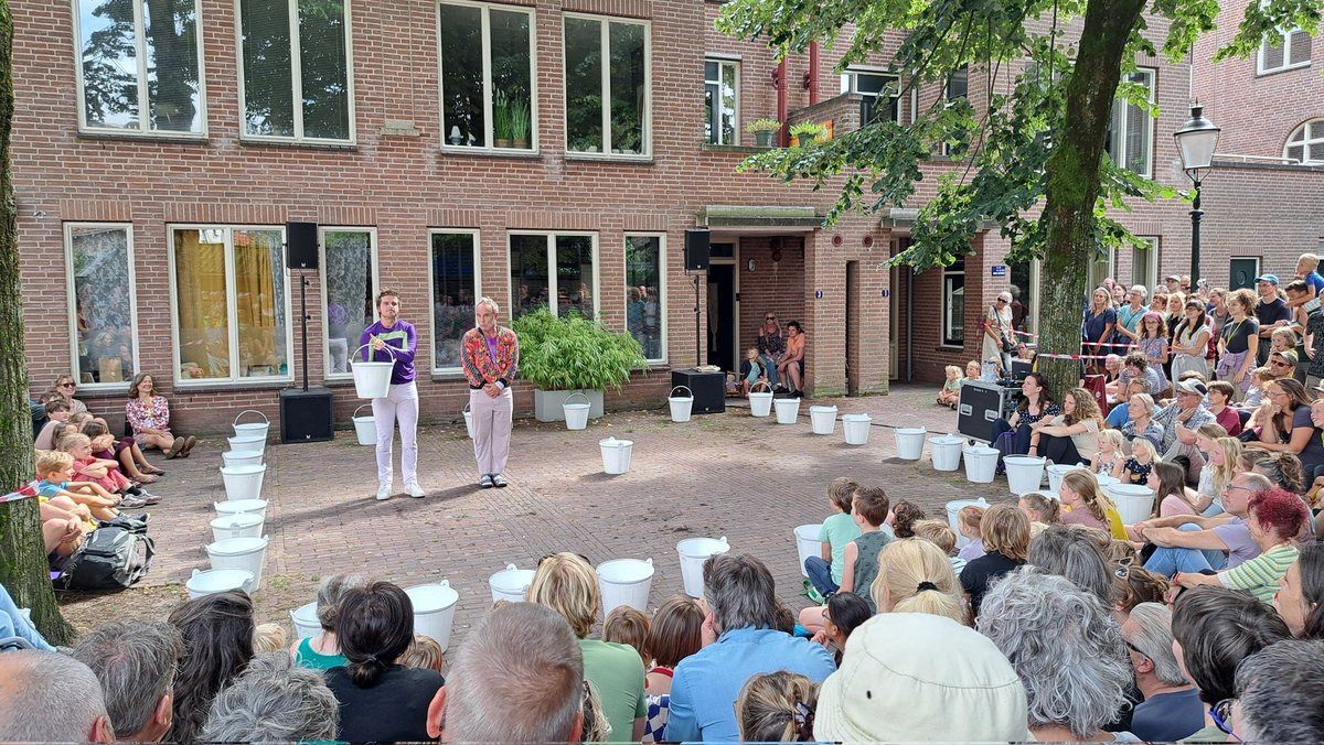 RoelZuidhof's tweet photo. Prachtig #straattheater @Spoffin #Amersfoort en enorm veel publiek! Jammer dat nu juist hierop moet worden bezuinigd als #cultuurstad #TIES #toeristineigenstad @Gem_Amersfoort @RaadAmersfoort https://t.co/ff0eTNsRbR