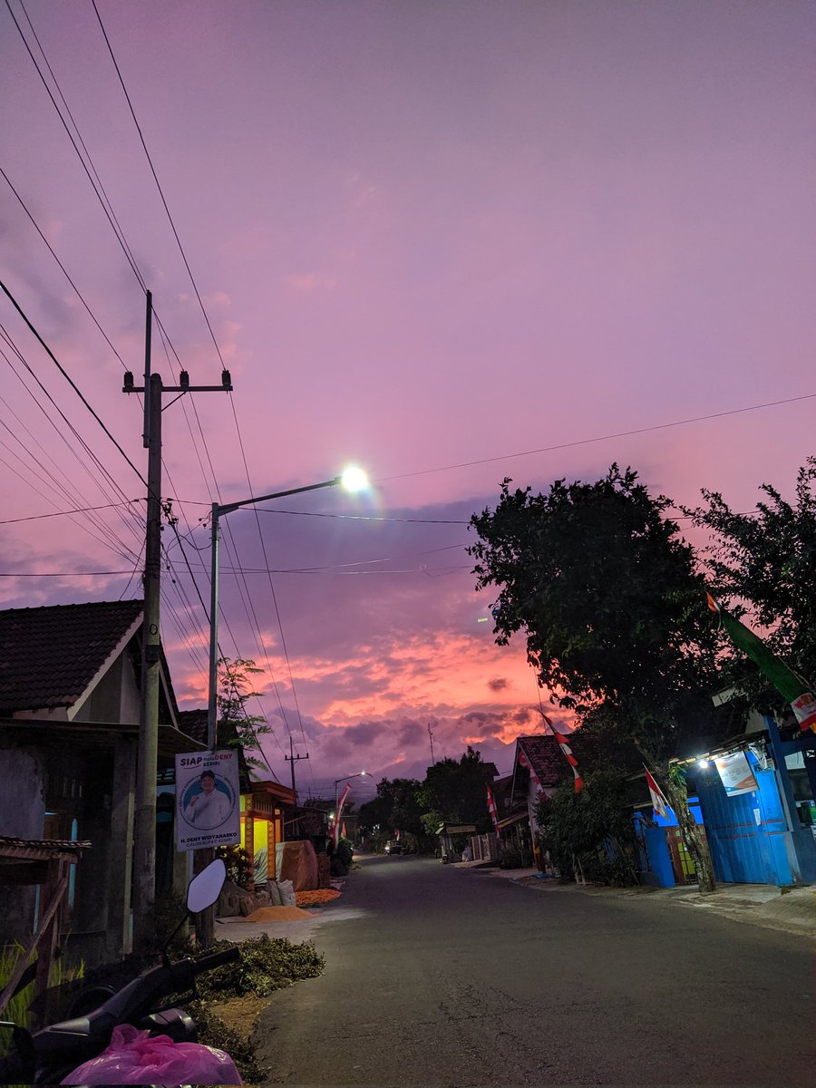 AjaMashud's tweet photo. @radenrauf Hanya singgah tapi tak sungguh, mungkin itu ungkapan yg pas untuk keadaan ini
Untuk Yg suka senja boleh kali suatu hari nanti menghabiskan waktu bersama ;) 
#LoveStory https://t.co/tQzDL3WxYs
