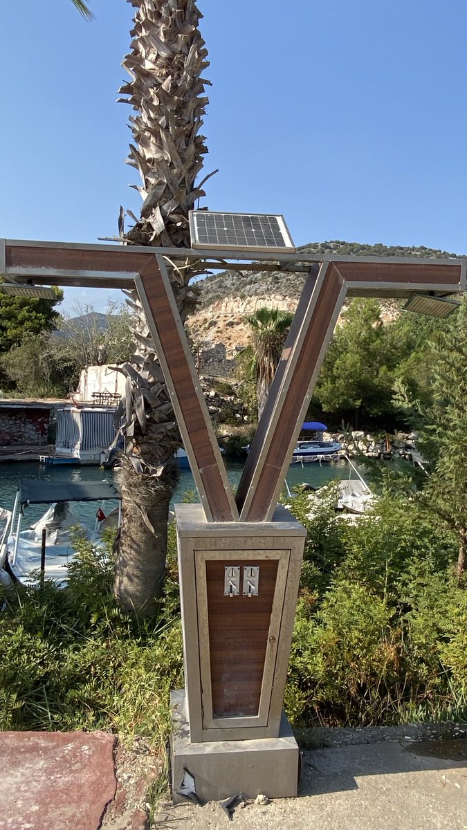 unfugalparslan's tweet photo. Antalya’da güneş panellerinin farklı kullanımlarına örnekler
İlki güvenlik kameralarına elektrik sağlayan güneş paneli, ikincisi ise -sanıyorum bozuk para atınca- güneş panelinden aldığı enerji ile çalışan plaj duşu https://t.co/LyWXLR0SGD