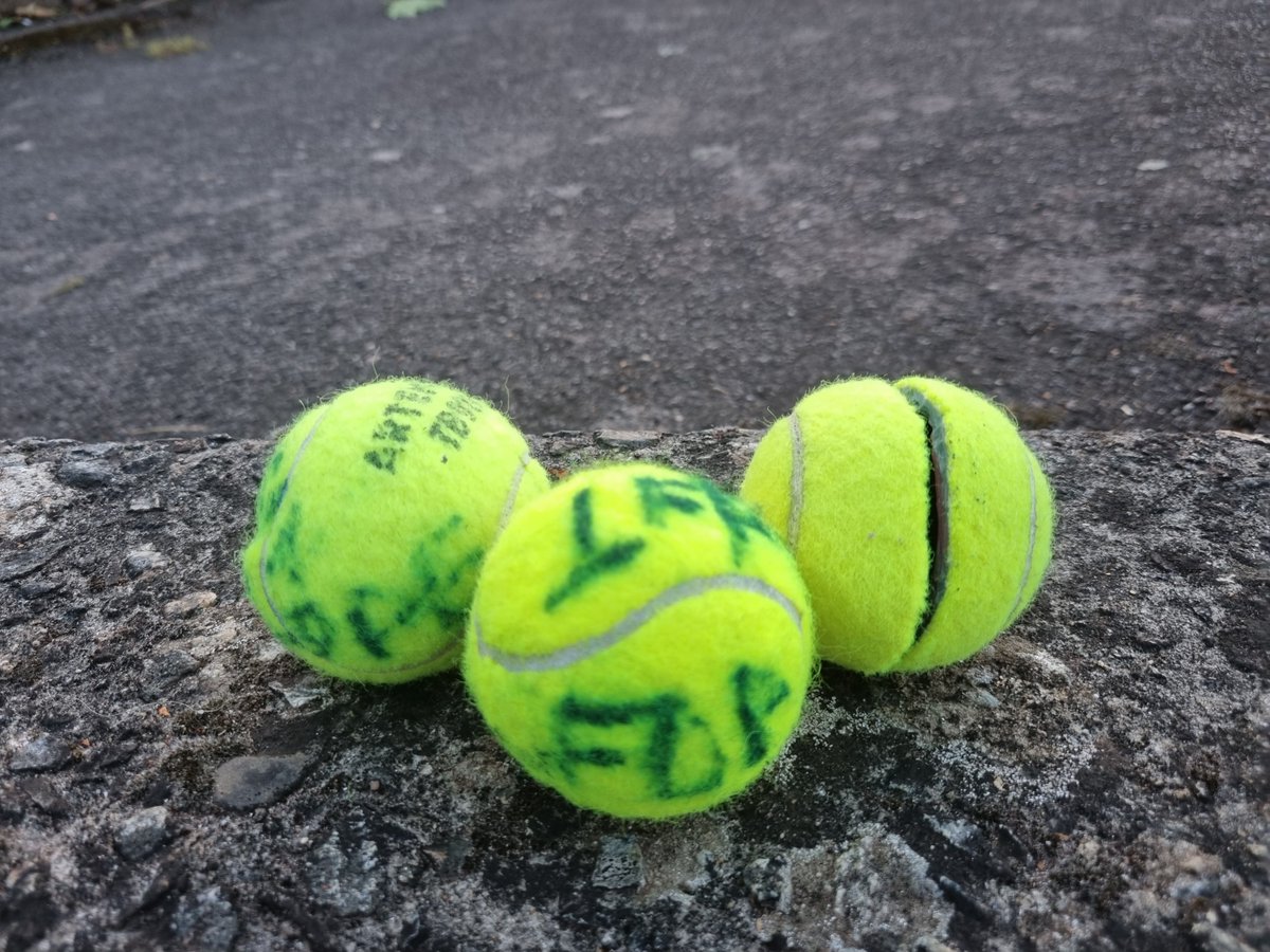 Avec ces balles de #tennis là, on ne pourrait pas faire de partie, ni à #FlushingMeadows, ni ailleurs. Mais à #Lorient, elles ont bien servi aujourd'hui... car les supporters de <a href="/Ligue2BKT/">Ligue 2 BKT</a> trouvent que "le foot le week-end, c'est de la balle" ! <a href="/GF38_Officiel/">Grenoble Foot 38</a> @fclo