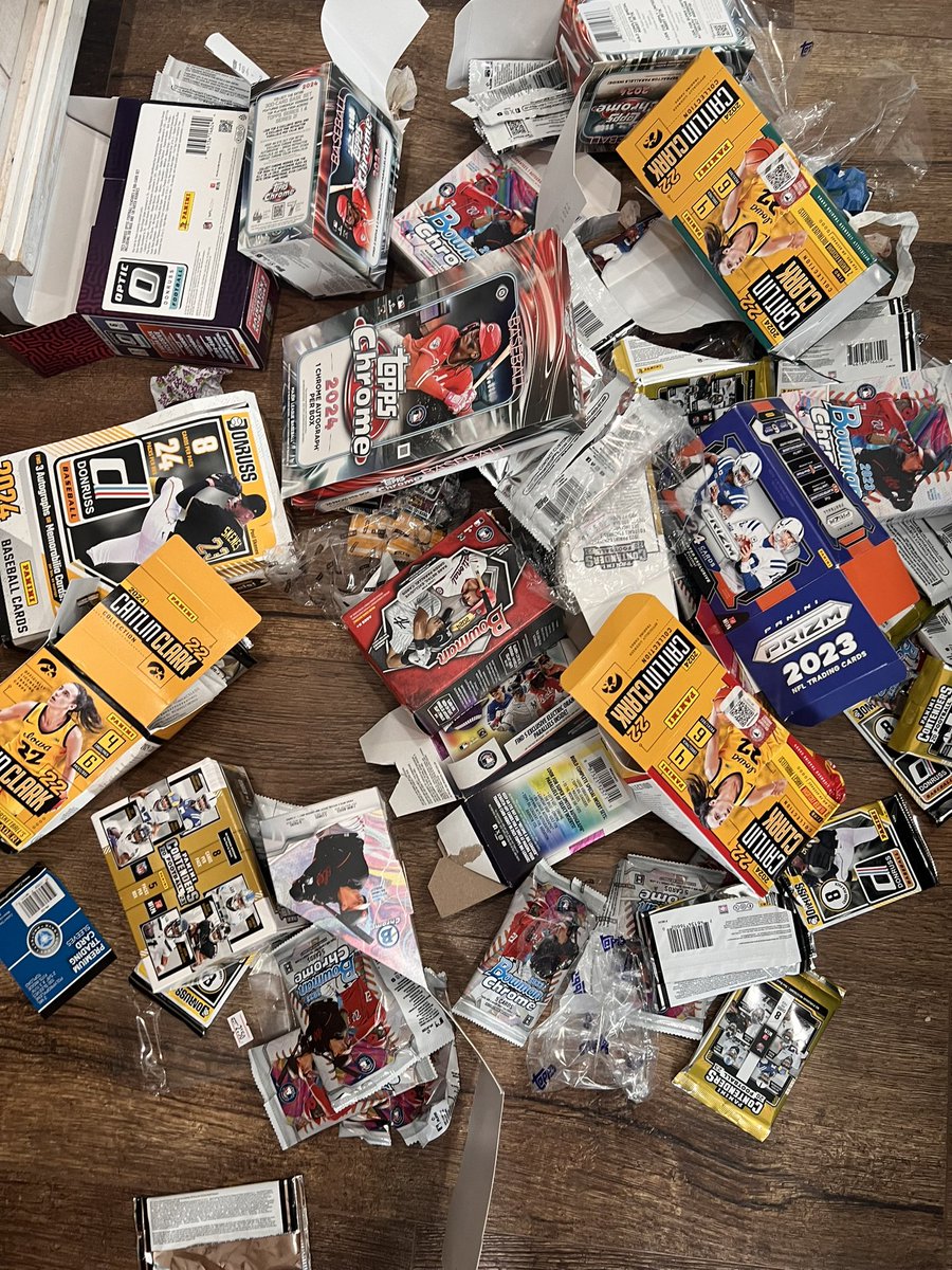 sexysportslover's tweet photo. This is 3 days of my life… addiction is real people… #sportscards #collectingcards #needabanger https://t.co/Xi2a4DQ7SY
