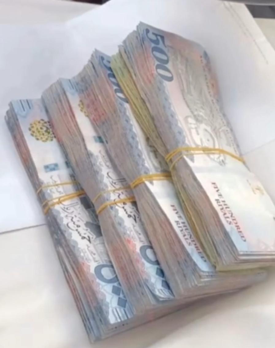 قوووول يارب 
التحويل بعد قليل 
اللي ما قد فاز هذي  10,000 آلاف ريال 
لـ ثلاثة فائزين 
كل ماعليك 
• تابعني 
ريتويت ولايك واكتب تم 📩❤️