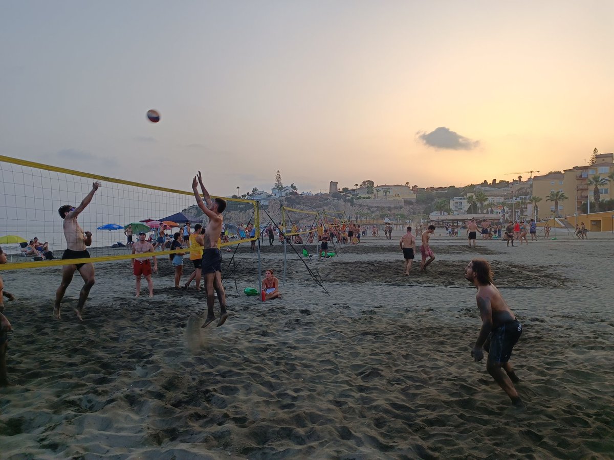 deportesrinconv's tweet photo. 🏐 Gran acogida de este XIV Torneo Voley Playa, organizado por el @3stevoley y el APAL de Deportes.

Mañana se disputarán las categorías seniors en la playa frente al Chiringuito Mi Cielito. ¡Seguimos disfrutando del verano y de deporte en #RincónDeLaVictoria!

#RincónEsDeporte https://t.co/xMC7Yhx8it