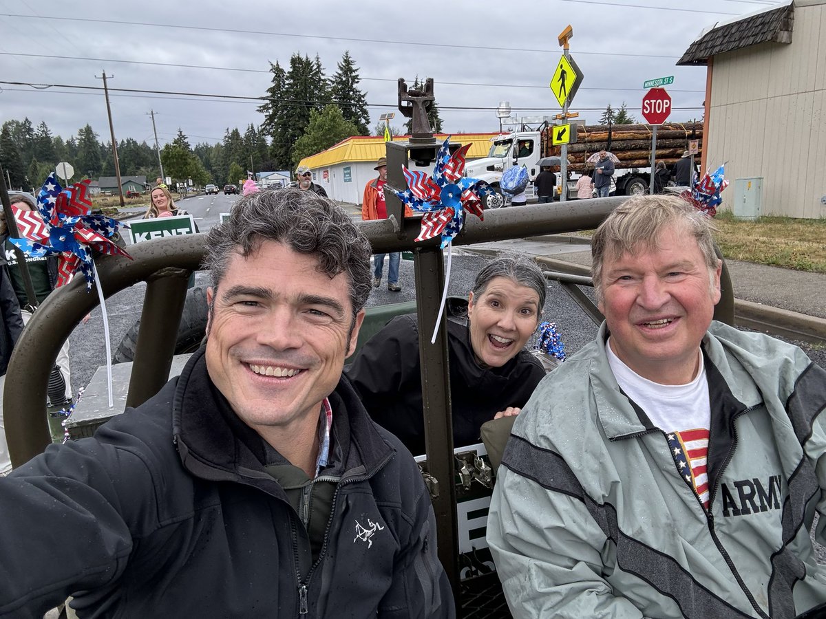 joekent16jan19's tweet image. Rainier parade, in a Vietnam era Army jeep driven by a Vietnam vet Green Beret, followed by a logging truck, in the rain, let’s go! 🇺🇸🦅