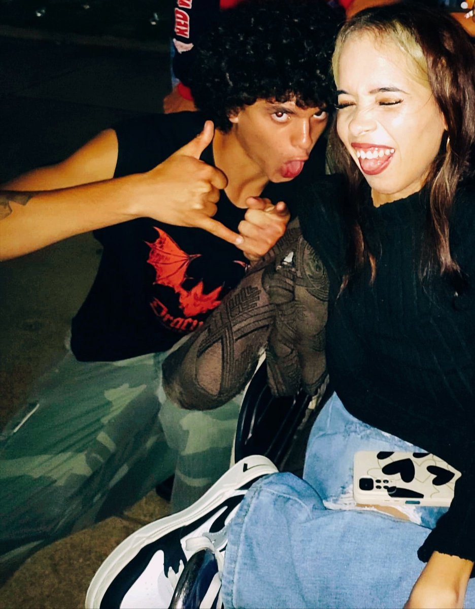 Fotos random con amigos, salieron del manicomio hace 2 días y no son inofensivos como puede parecer... 

Hicimos un trencito y mucha gente se nos unió, yo delante llevando la bocina con la conga Santiaguera jajaja

Pasaron cosas...pero la noche fue espectacular