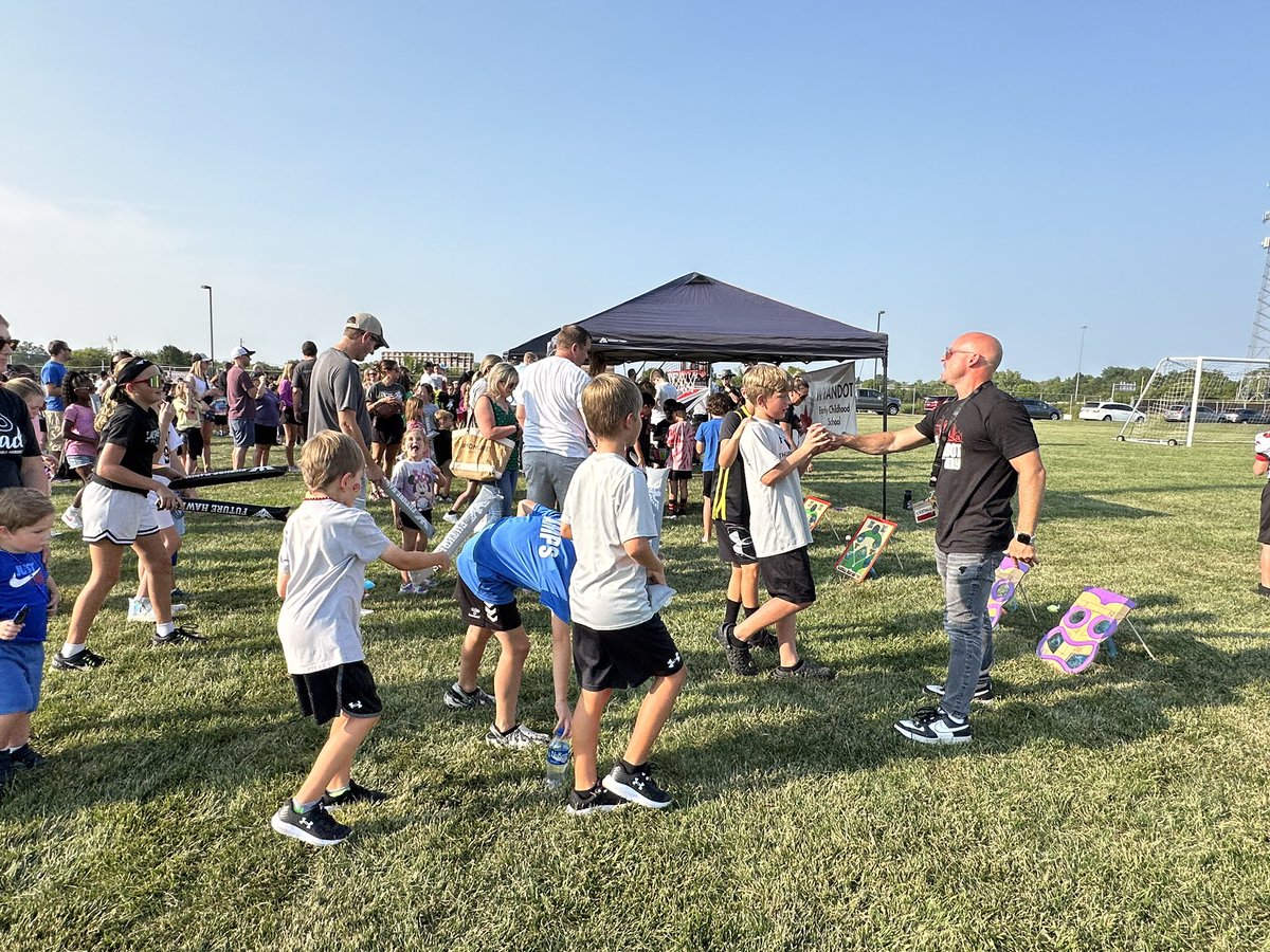 Loved seeing our current and former <a href="/WyandotECS/">WyandotECS</a> 💫 at Future Hawks Night!! 🖤🤍 WEareLakota