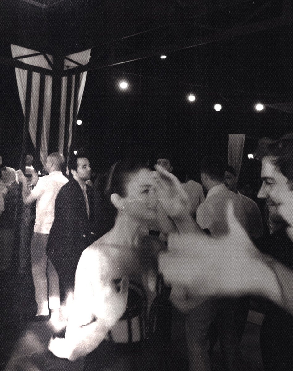 Özge'nin mutluluğuna bak sevdiği adamla birlikte en yakın arkadaşının düğününde çok kıymetli..🤍