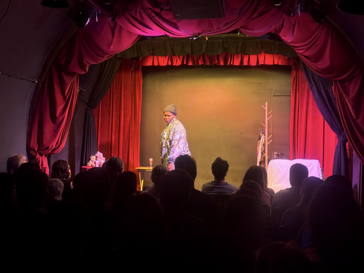 CountToFivePlay's tweet image. #CountToFive: What an amazing London debut at the @CamdenFringe today! Thanks to everyone who braved the rain and made it a full house at the @museumofcomedy this afternoon 🔥

We’re back on stage again tomorrow at 2:30pm! Tickets are available through the link in bio 👆
