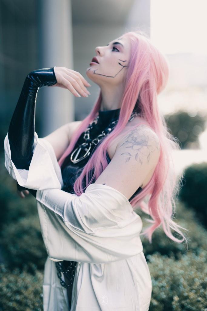VoiceOfTreason_'s tweet photo. Nice fingers you got there 👀👀👀
.
.
.
Delighted to be back at DCC and shooting w the wonderful @Tru_N0rth
#JujutsuKaisen #sakuna #cosplayergirls #irishcosplayer https://t.co/iP97Ve0OAb