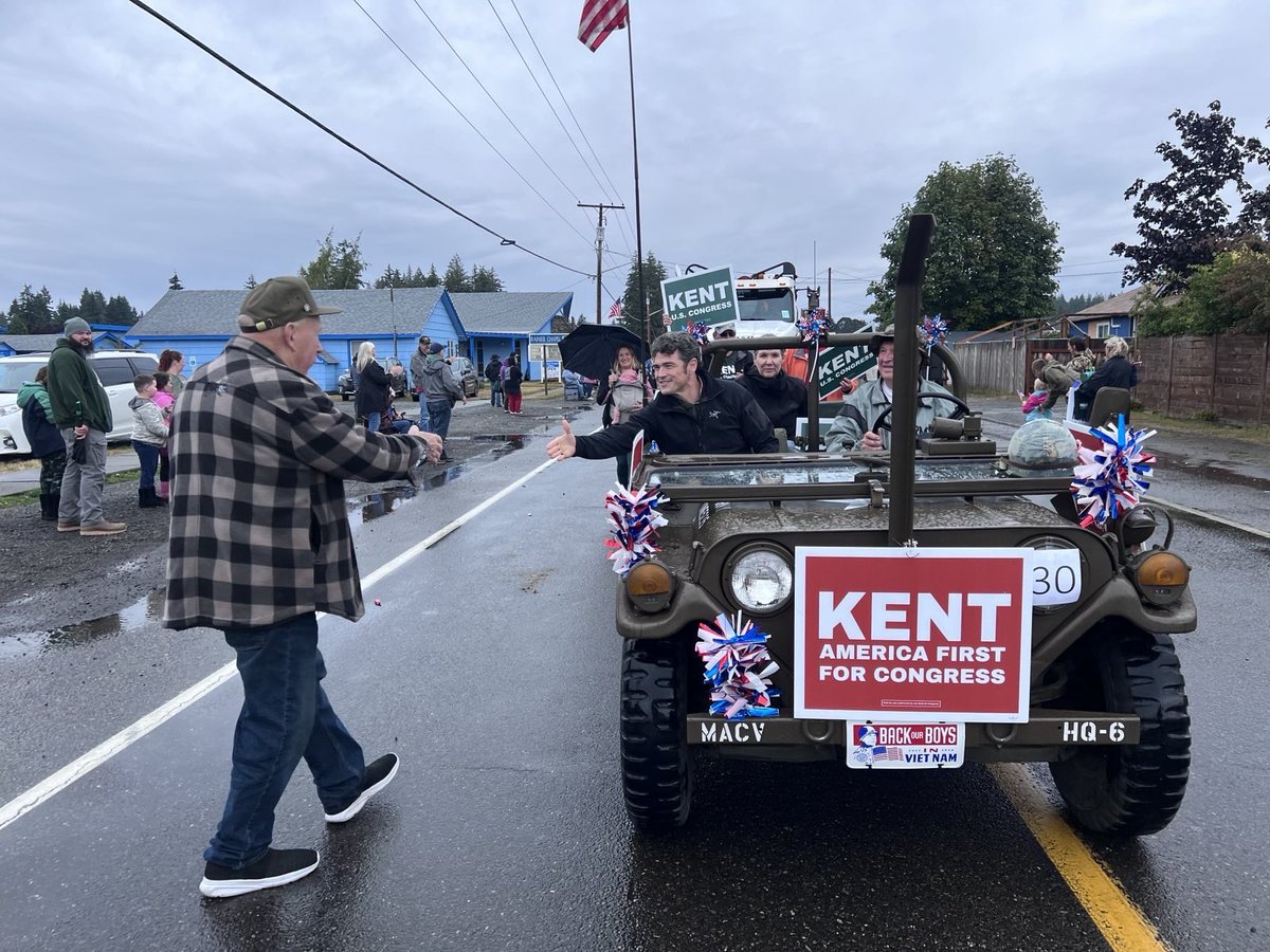 joekent16jan19's tweet image. Great time at the Rainier parade, great to see all our supporters!  Off to the quilt show in Chehalis then the Republican rally at the Merten ranch, see you there!