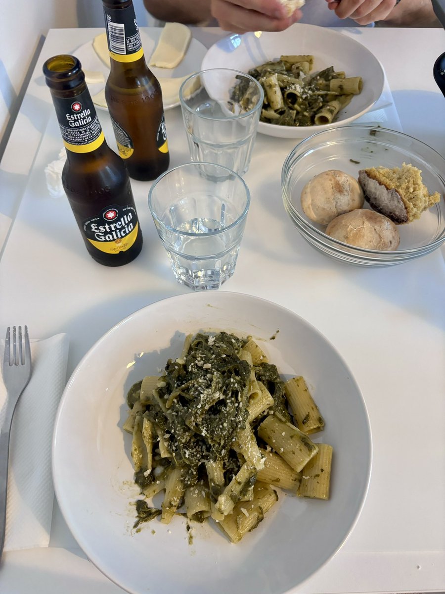 Manonmonbonbon's tweet photo. Pasta con grelos y galmesan. Simple y riquísimo. https://t.co/NplQhbWHpG