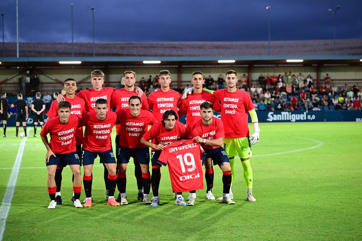Osasuna_Tajonar's tweet photo. Los jugadores de Osasuna Promesas han mostrado su apoyo a su compañero Dani González tras la lesión en su rodilla derecha. 

❤️ ¡Fuerza, Dani!

#PromesasZamora https://t.co/5jC0HfWKxM