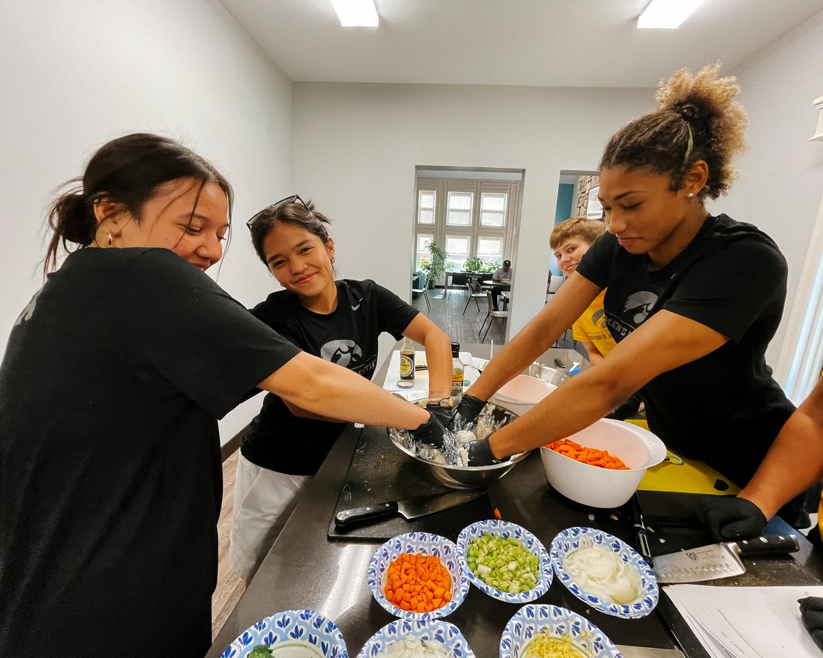 Lending a helping hand 🖤 💛 

We had the opportunity to spend some time at the Ronald McDonald House helping prepare dinner on Friday afternoon. 

#Hawkeyes