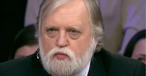 Журналист и игрок телеклуба «Что? Где? Когда?» Александр Бялко умер на 72-м году жизни.

Москвич, окончил Московский инженерно-физический институт, МГУ и Московский гос. пед. институт иностранных языков им. Мориса Тореза.
В 2000-м награжден «Хрустальной совой».