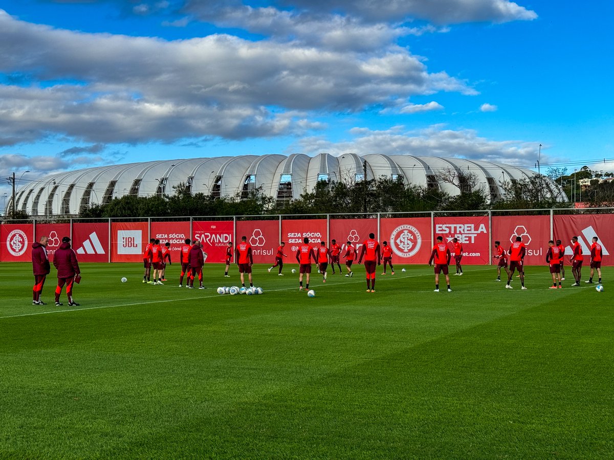 SCInternacional's tweet image. Grupo no gramado do CT Parque Gigante para iniciar o treino 💪🏽